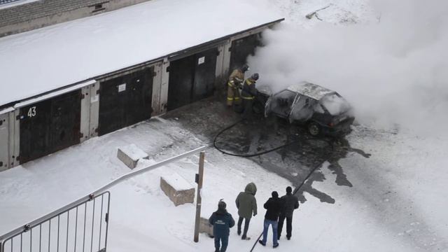 26.11.2014 Сгорел автомобиль в Красноярске (тушение) смотреть онлайн