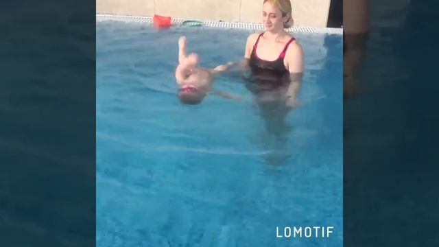 Ребёнок плавает в бассейне. Занятие с тренером смотреть онлайн