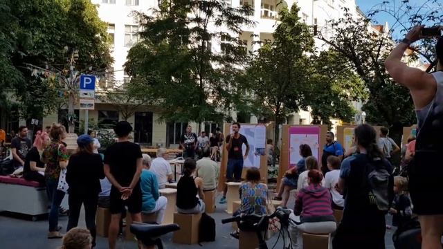 Bewohner*innenversammlung auf dem Böhmischen Platz смотреть онлайн
