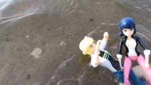 Маринетт и Адриан на Пляже! ВидеоКомикс! Адриан уронил Маринетт в воду!