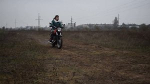 Девушка впервые трогается на мотоцикле ИЖ Юпитер 5