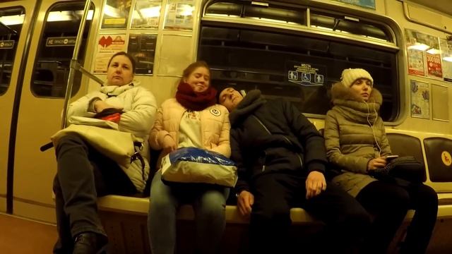 ПРАНК: Сон на Людях в Метро II Знакомство с девушками смотреть онлайн