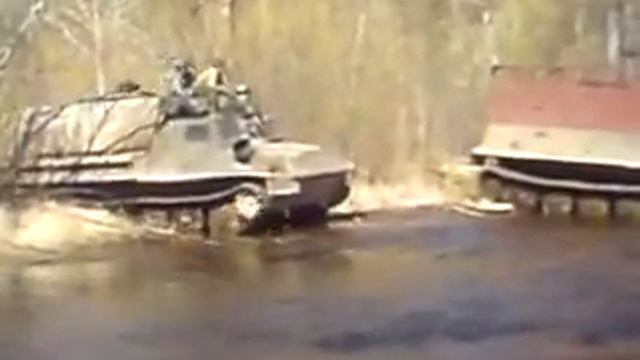 Вездеход переезжает через речку. КАМЧАТКА АНАВГАЙ смотреть онлайн
