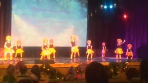 Малыши танцуют. Оранжевое солнце:-) :-) :-) :-) :-