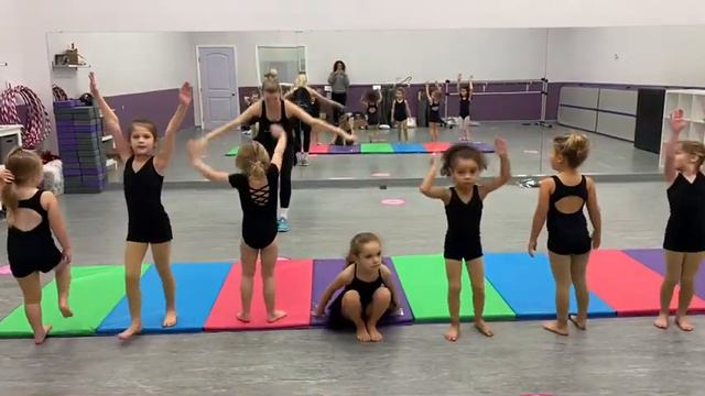Thursday AcroDance 3:45 Run, Run, Rudolph смотреть онлайн