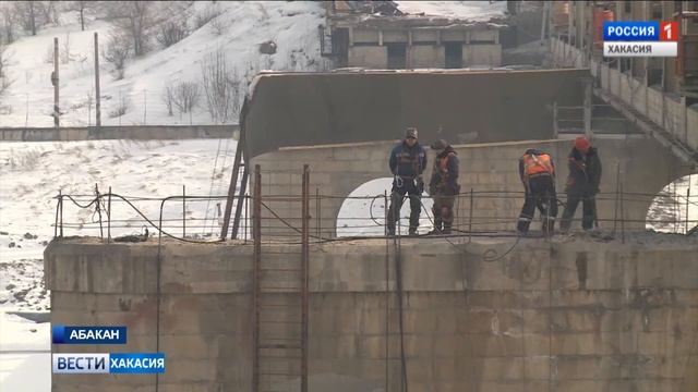 На выезде из Абакана продолжается разбор старого автомобильного моста. 15.03.2018 смотреть онлайн