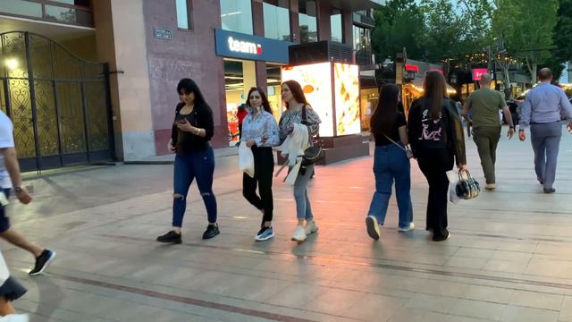 Как одеваются в Ереване летом . Fashion and style .Armenia Yerevan ..ファッションとスタイル смотреть онлайн