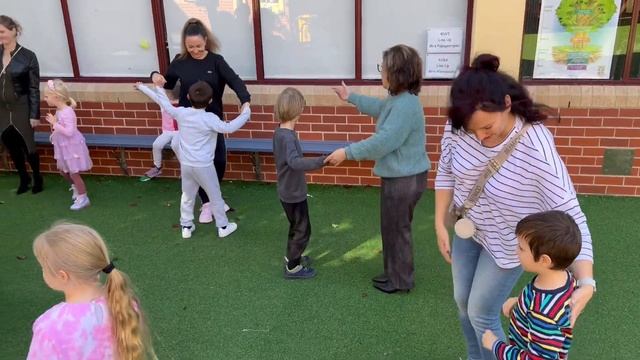 Танец в подарок мамам от первоклассников - школа ЛИДЕР смотреть онлайн