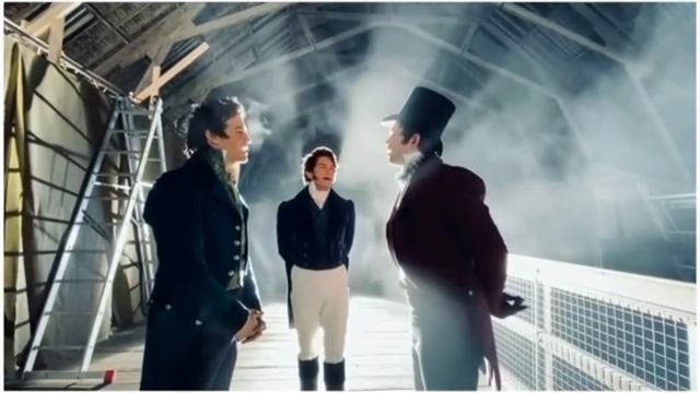 Jonathan Bailey, Luke Thompson e Luke Newton cantando nos bastidores de Bridgerton смотреть онлайн