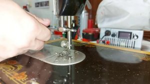 У ручной швейной машинки сломался иглодержатель, установка иглодержателя