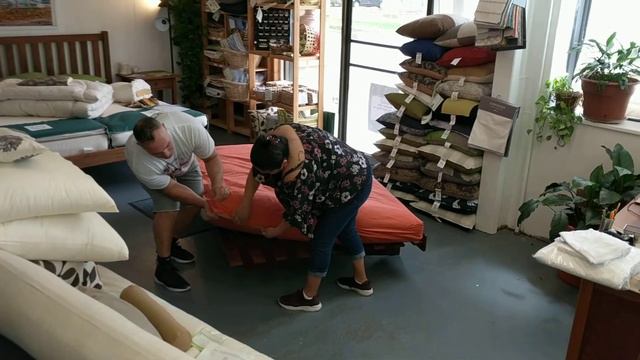 How To Put on a Cover on a Mattress or Futon смотреть онлайн