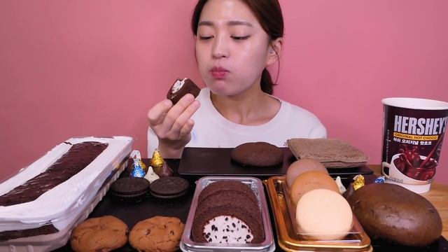 ?Merry christmas?크리스마스 특집! 시내몰아보기? [Chocolate, Cake, Macaron, Sweet bread, Starbucks] Mukbang смотреть онлайн