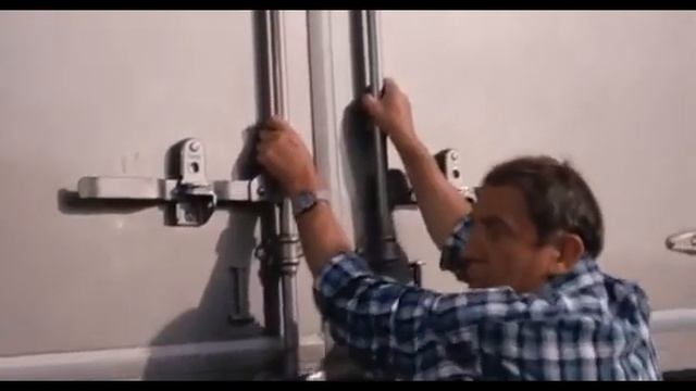 Die schlagenden Polizisten mit dieter hallervorden смотреть онлайн