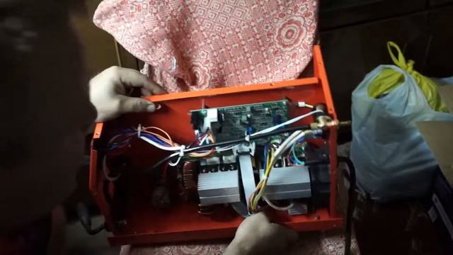 а давайте посмотрим что внутри полуавтомата WBR IHS-281