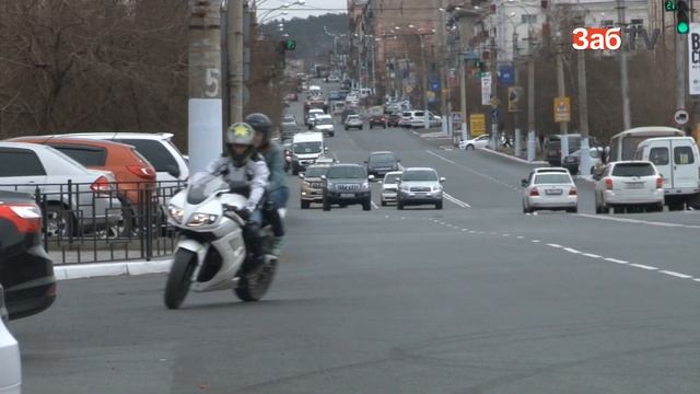 Байкеры попросили автолюбителей оглядываться чаще смотреть онлайн