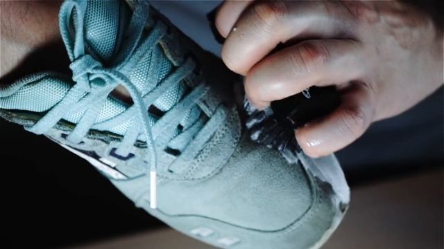 Как почистить замшевые кроссовки Asics | Solemate Guides смотреть онлайн