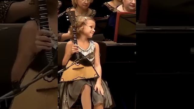 Anastasia Pawlowna Tyurina, née le 13 octobre 2010 à Tambov, est une joueuse de balalaïka russe. смотреть онлайн