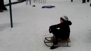 Дети смешно катаются на санках Детское видео