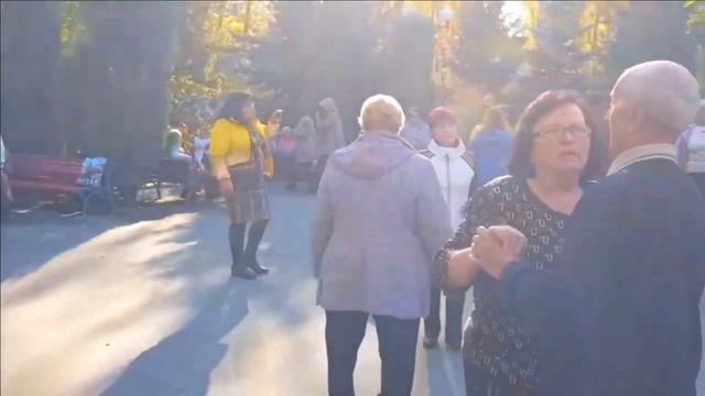 СЕЛЕН, СЕЛЕН ОКТЯБРЬ 2023 ХАРЬКОВ ТАНЦЫ В ПАРКЕ УКРАИНА смотреть онлайн