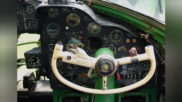 самолёт летит в полной темноте и командир начинает готовить всех к снижению , как внезапно... смотреть онлайн