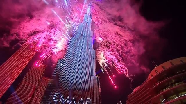 Fireworks light up the sky over Dubai's Burj Khalifa to welcome 2023 | AFP смотреть онлайн