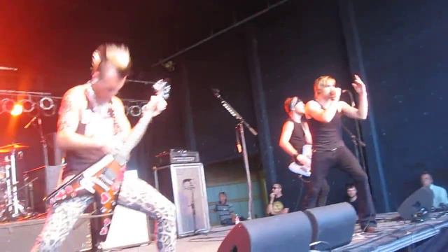 Move Your Body - My Darkest Days смотреть онлайн