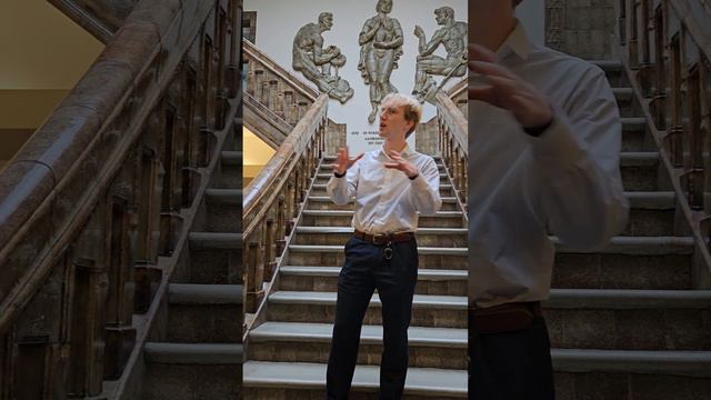 A beautiful man in Royal museum. Красивый мужчина в Royal музее. смотреть онлайн