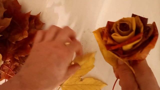 РОЗА ИЗ ЛИСТЬЕВ КЛЁНА DIY ? ЦВЕТОК СВОИМИ РУКАМИ #осень #роза #diy смотреть онлайн