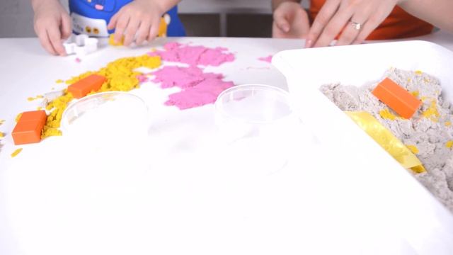 Цветной кинетический песок для детей. Илья лепит домик. Всё пошло не по плану