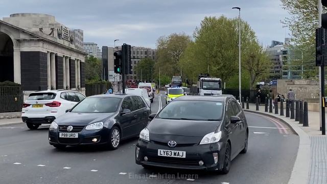 POLICE CHASE in LONDON caught on camera - 3 Police Cars chasing a Suspect Vehicle смотреть онлайн