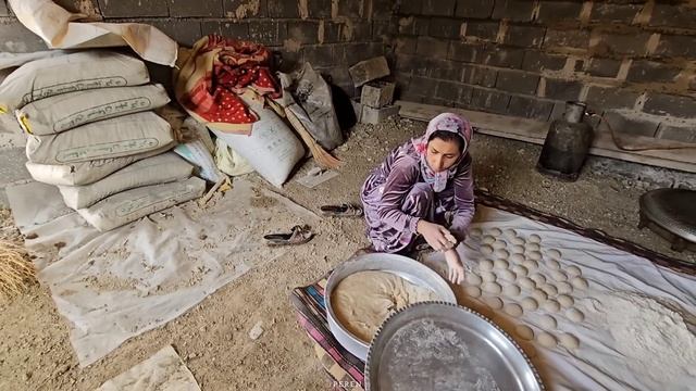 The nomadic life of Iran.The unity and cooperation of family members in doing daily tasks смотреть онлайн