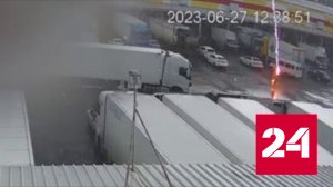 Удар молнии в голову крымчанина зафиксировала камера видеонаблюдения - Россия 24 