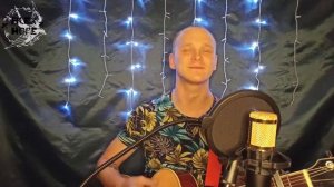 На сердце боль взгляд смотрит в небо под гитару