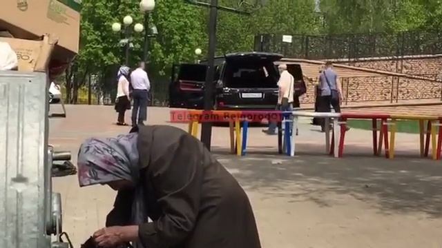 Бабушка копается в мусоре, а батюшка освящает внедорожник смотреть онлайн