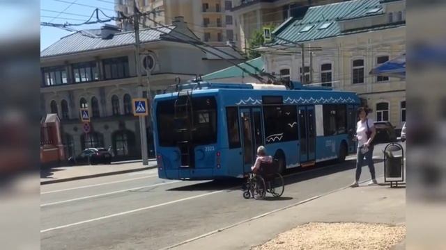 В Саратове водители троллейбусов отказывались помочь инвалиду попасть в салон смотреть онлайн