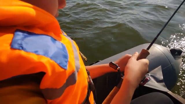 Рыбалка на водохранилище: спиннинг, удочка. Трое в лодке, не считая собаки смотреть онлайн