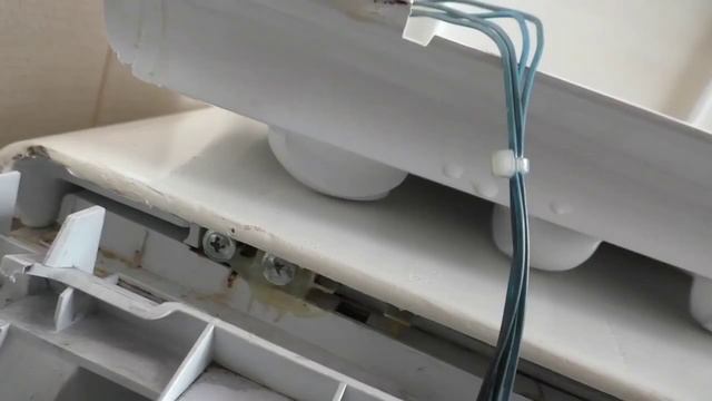 Стиральная машина Indesit Witl 106. Как снять с петель крышку люка. смотреть онлайн