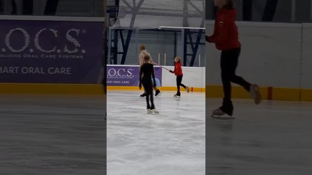 Вероника Жилина с помощью Евгения Плющенко катается на одной ноге.Травма,архив октябрь  2021