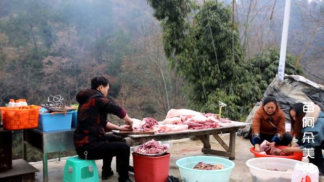 过年必吃杀猪饭！传统特色菜"猪泡汤"摆满桌，柴火灶炖的就是香!【苗阿朵美食】 смотреть онлайн