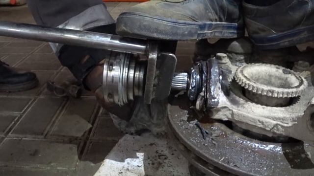 КАК ВЫТАЩИТЬ ШАРОВУЮ FORD TRANSIT Обратный молоток в помощь! смотреть онлайн