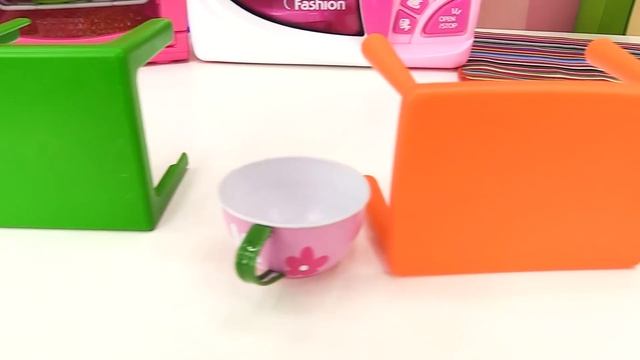 Игрушки: Миньон, АмНям и Мэл кушают вкусняшки