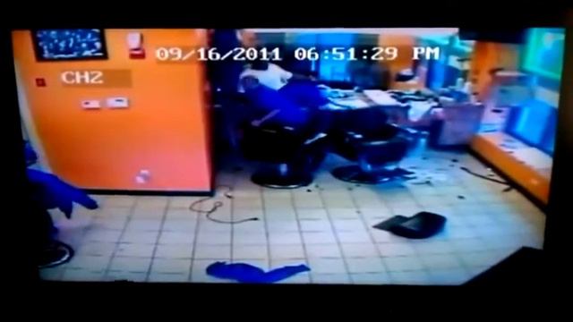Video Crazy Sh t In Providence RI Pitbull Walks Into Barbershop Is On Their Azz! смотреть онлайн
