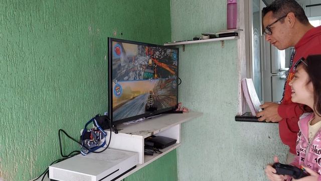 Jogando Shark Sprint no Xbox com meu pai. смотреть онлайн