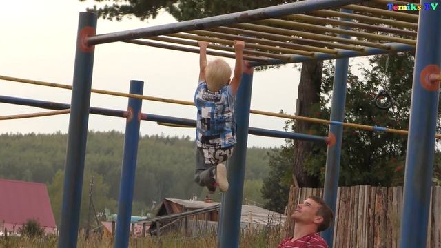 Способности Упражнение на турнике. Мальчик на турнике в 3 года делает очень сложные упражнения. смотреть онлайн