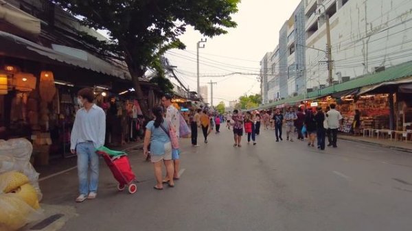 Chatuchak Weekend Market / traditional Thai crafts souvenirs shops