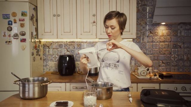 Вафельные трубочки со сливочной начинкой и шоколадом смотреть онлайн