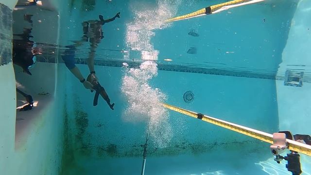 Firing an AK47 Underwater смотреть онлайн