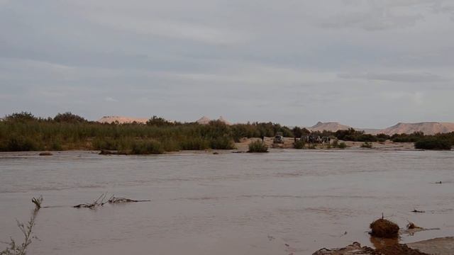 Mitsubishi Pajero 3.2 DiD /Montero and Toyota Hilux crossing river in Morocco смотреть онлайн