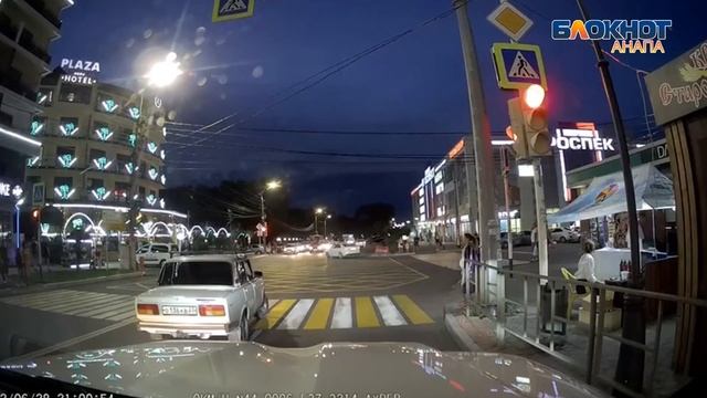 В Анапе водитель «Жигулей» проехал на красный свет и развернулся прямо среди пешеходов смотреть онлайн
