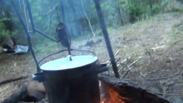 Уха готовим в лесу Рыбалка охота в поход выживание в лесу тайга природа лес туризм рецепт кулинария смотреть онлайн